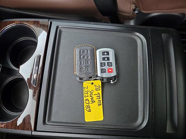 Photo of 2020 White Toyota Sienna
