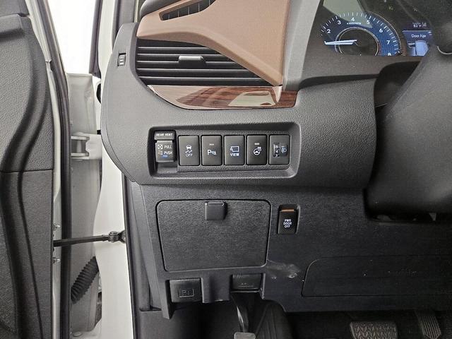 Photo of 2020 White Toyota Sienna