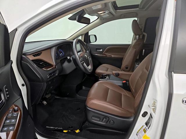 Photo of 2020 White Toyota Sienna