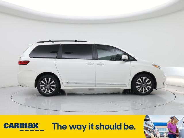 Photo of 2020 White Toyota Sienna
