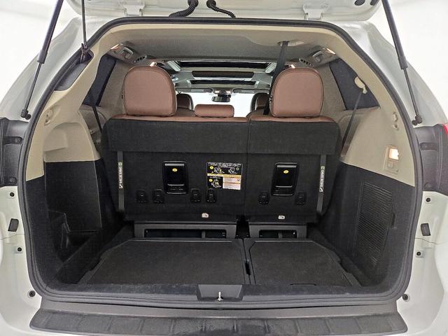 Photo of 2020 White Toyota Sienna