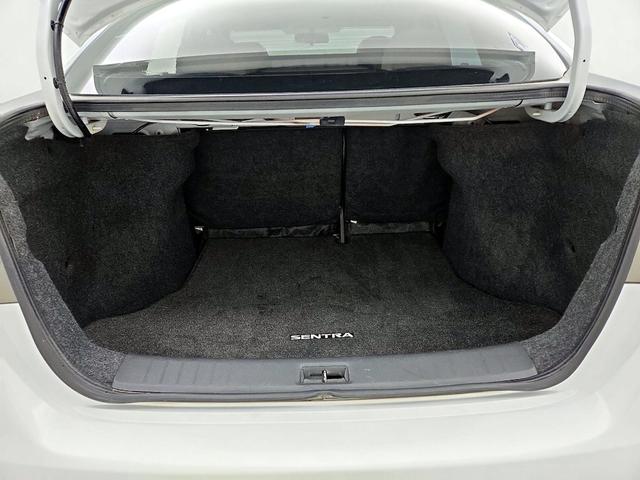 Photo of 2015 White Nissan Sentra