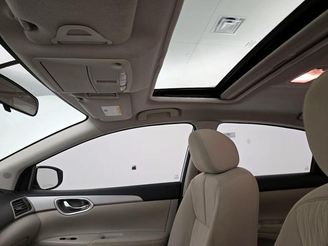 Photo of 2015 White Nissan Sentra