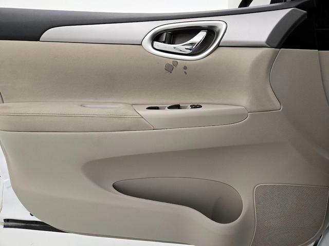Photo of 2015 White Nissan Sentra