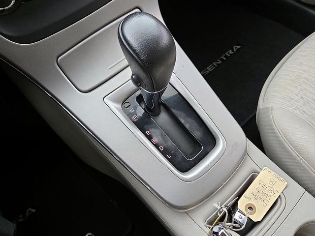 Photo of 2015 White Nissan Sentra