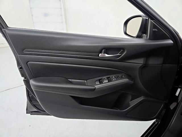 Photo of 2021 Black Nissan Altima