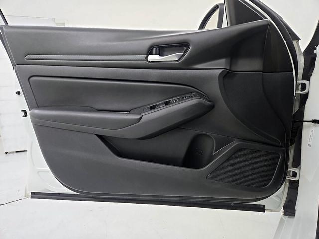 Photo of 2021 White Nissan Altima