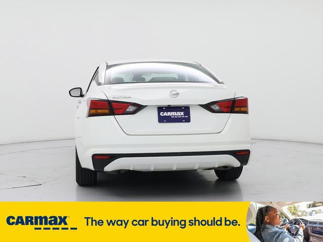 Photo of 2021 White Nissan Altima