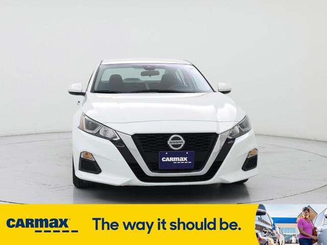 Photo of 2021 White Nissan Altima