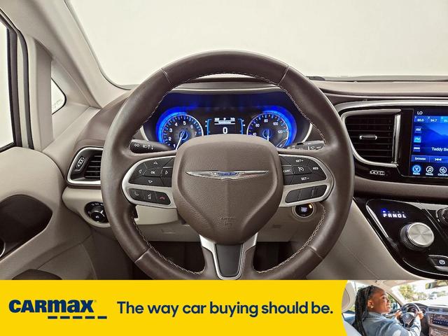 Photo of 2017 White Chrysler Pacifica