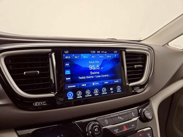 Photo of 2017 White Chrysler Pacifica