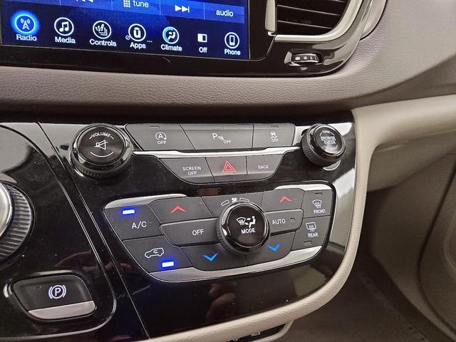 Photo of 2017 White Chrysler Pacifica