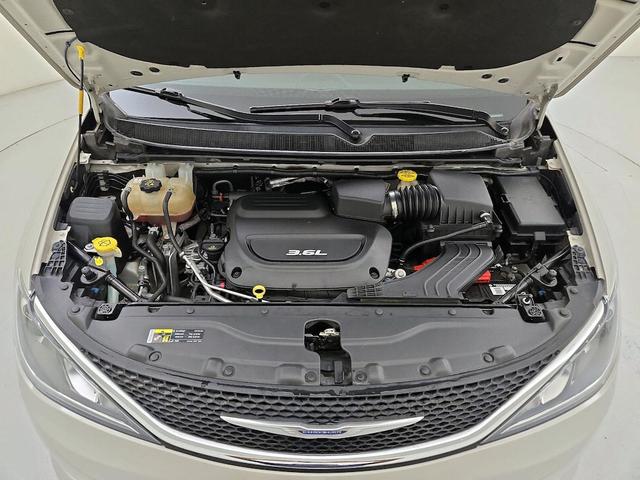 Photo of 2017 White Chrysler Pacifica