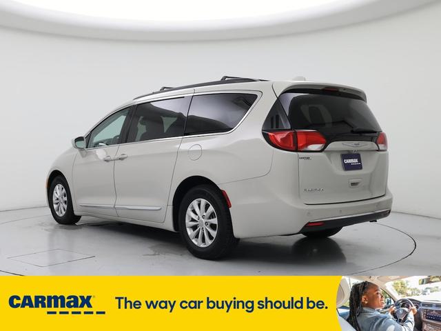 Photo of 2017 White Chrysler Pacifica