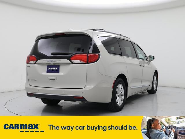 Photo of 2017 White Chrysler Pacifica