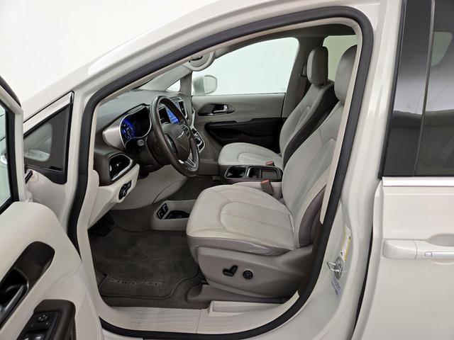 Photo of 2017 White Chrysler Pacifica