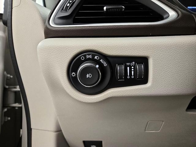 Photo of 2017 White Chrysler Pacifica