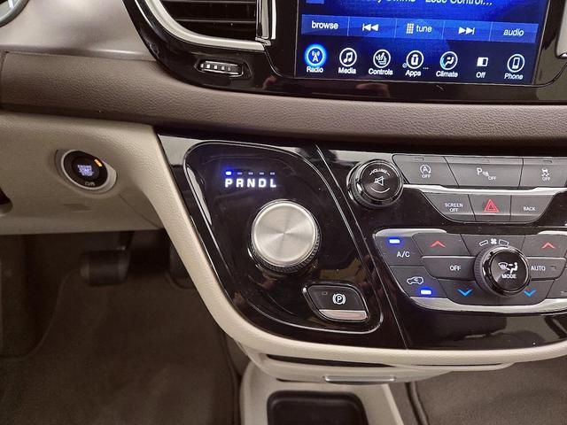 Photo of 2017 White Chrysler Pacifica