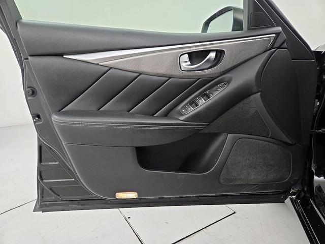 Photo of 2015 Black INFINITI Q50