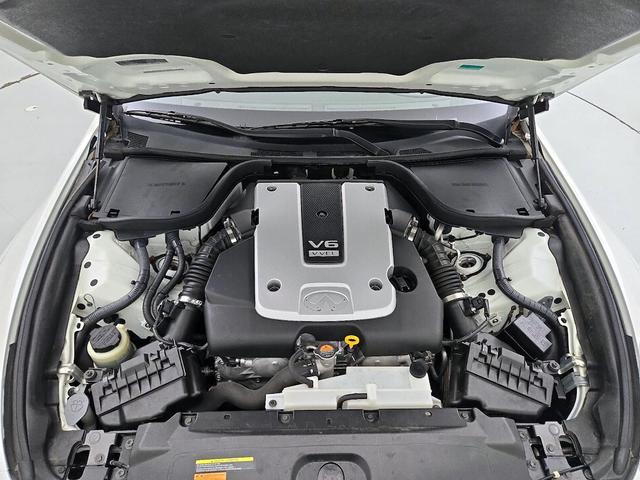 Photo of 2015 White INFINITI Q60