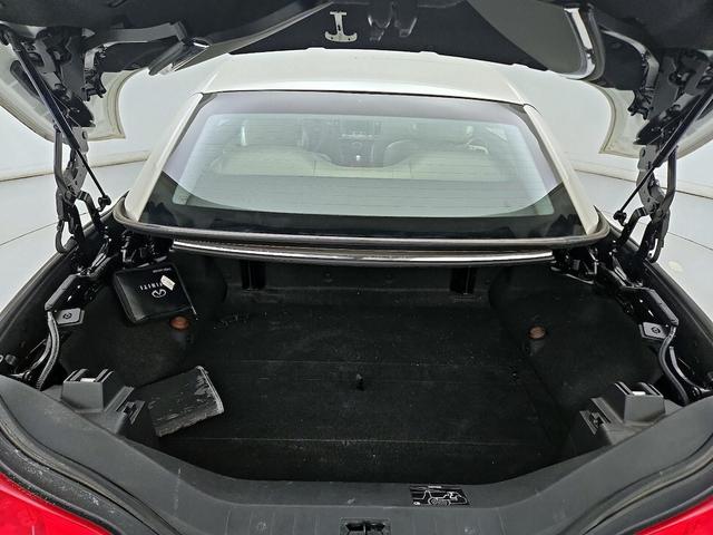 Photo of 2015 White INFINITI Q60