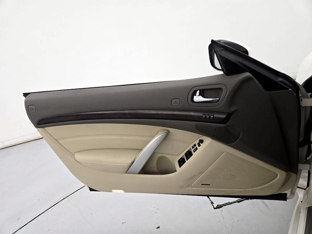 Photo of 2015 White INFINITI Q60
