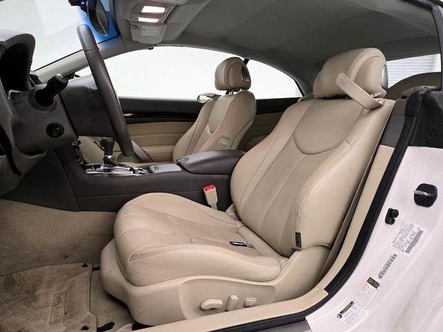 Photo of 2015 White INFINITI Q60