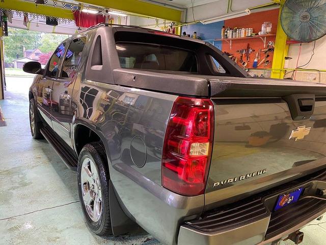 Photo of 2011 Taupe Gray Metallic Chevrolet Avalanche