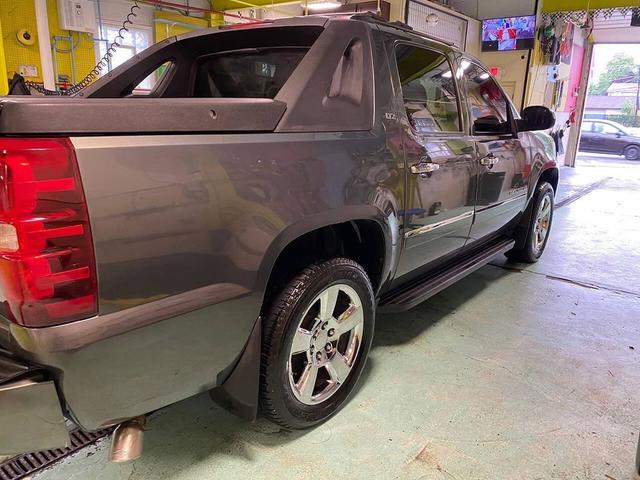 Photo of 2011 Taupe Gray Metallic Chevrolet Avalanche