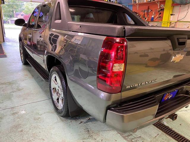 Photo of 2011 Taupe Gray Metallic Chevrolet Avalanche