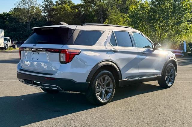 Photo of 2025 White Ford Explorer