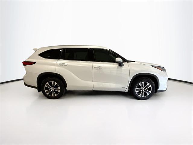Photo of 2022 Wind Chill Pearl Toyota Highlander Hybrid