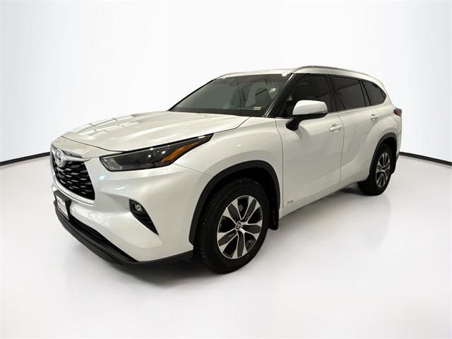 Photo of 2022 Wind Chill Pearl Toyota Highlander Hybrid