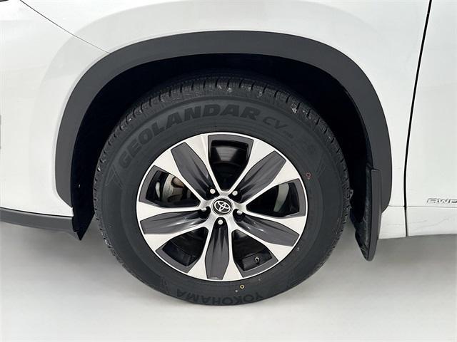 Photo of 2022 Wind Chill Pearl Toyota Highlander Hybrid