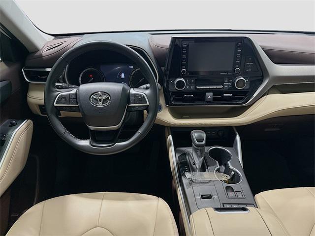 Photo of 2022 Wind Chill Pearl Toyota Highlander Hybrid