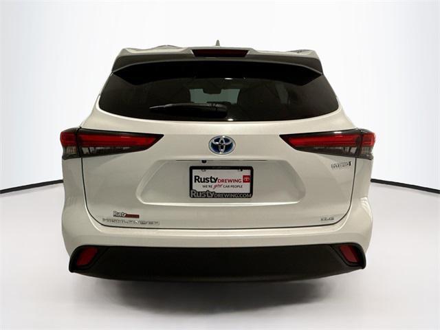 Photo of 2022 Wind Chill Pearl Toyota Highlander Hybrid