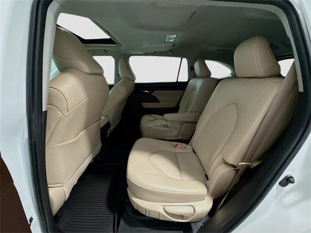 Photo of 2022 Wind Chill Pearl Toyota Highlander Hybrid