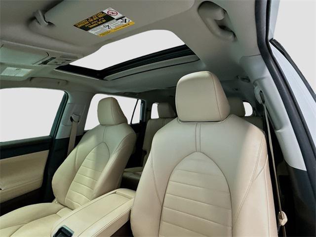 Photo of 2022 Wind Chill Pearl Toyota Highlander Hybrid