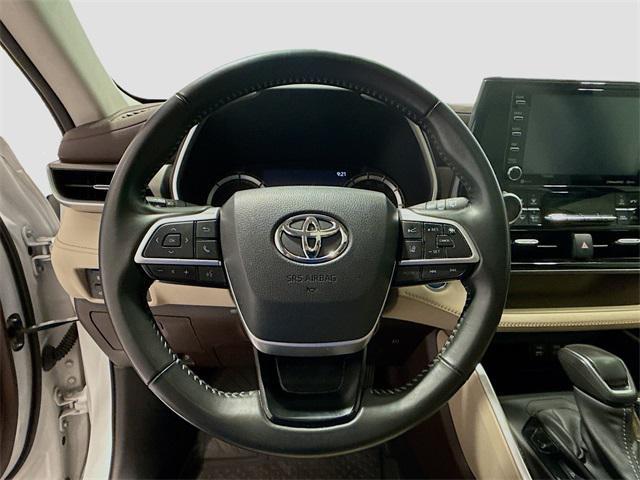 Photo of 2022 Wind Chill Pearl Toyota Highlander Hybrid