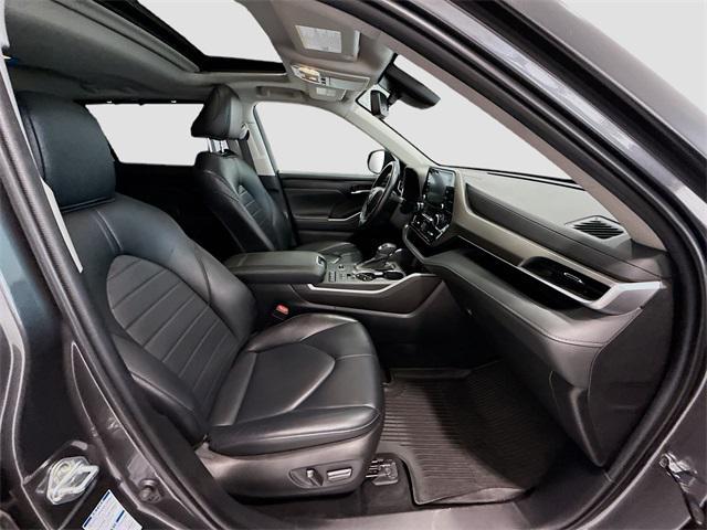 Photo of 2022 Gray Toyota Highlander Hybrid