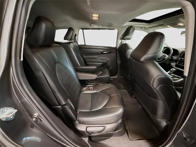 Photo of 2022 Gray Toyota Highlander Hybrid