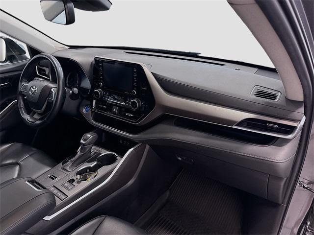Photo of 2022 Gray Toyota Highlander Hybrid