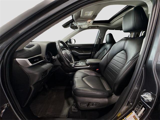 Photo of 2022 Gray Toyota Highlander Hybrid
