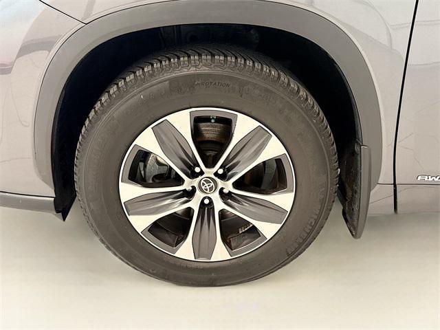 Photo of 2022 Gray Toyota Highlander Hybrid