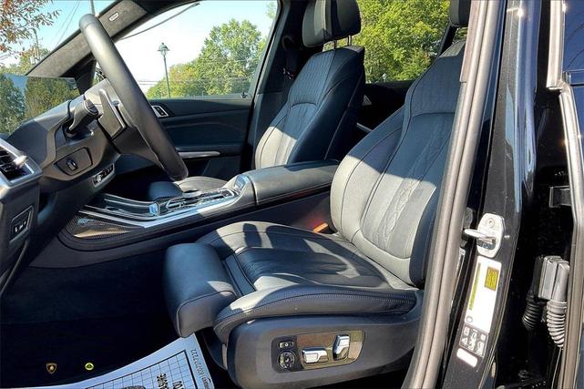 Photo of 2025 Black Sapphire Metallic BMW X7