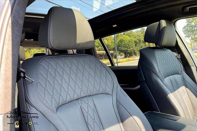 Photo of 2025 Black Sapphire Metallic BMW X7