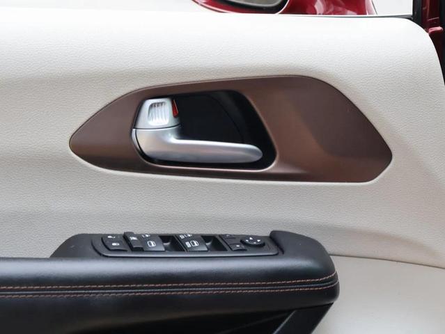 Photo of 2018 Velvet Red Pearlcoat Chrysler Pacifica
