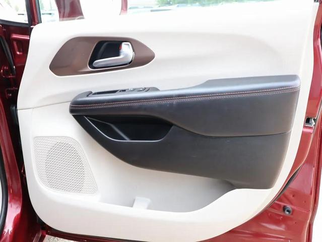Photo of 2018 Velvet Red Pearlcoat Chrysler Pacifica