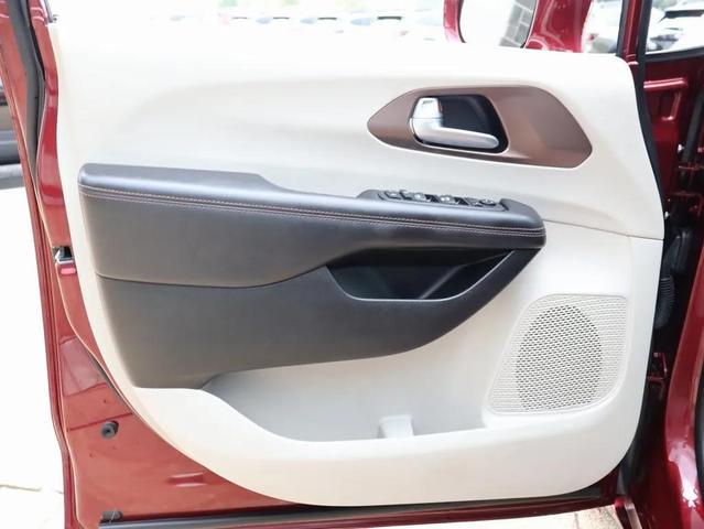 Photo of 2018 Velvet Red Pearlcoat Chrysler Pacifica