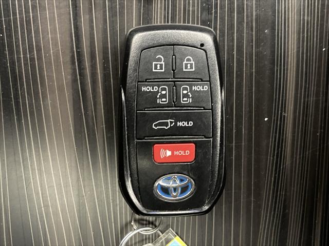 Photo of 2022 Celestial Silver Metallic Toyota Sienna
